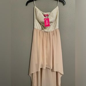 Women’s formal dress size Medium. New with tags.